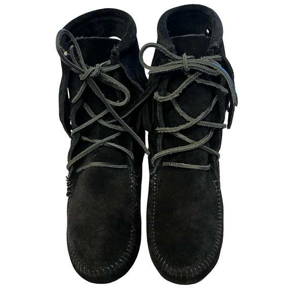 Minnetonka Boots Womens Size 6 Black Suede Fringe Lace Up Moccasin Hardsole 429 - Picture 4 of 7